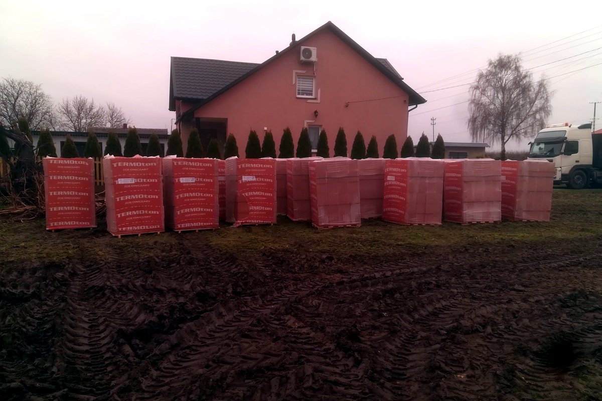 Palety TERMOTON dostarczone na budowę